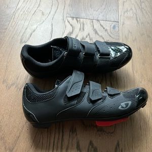 Mens Giro cycling shoes - size 44 barely worn